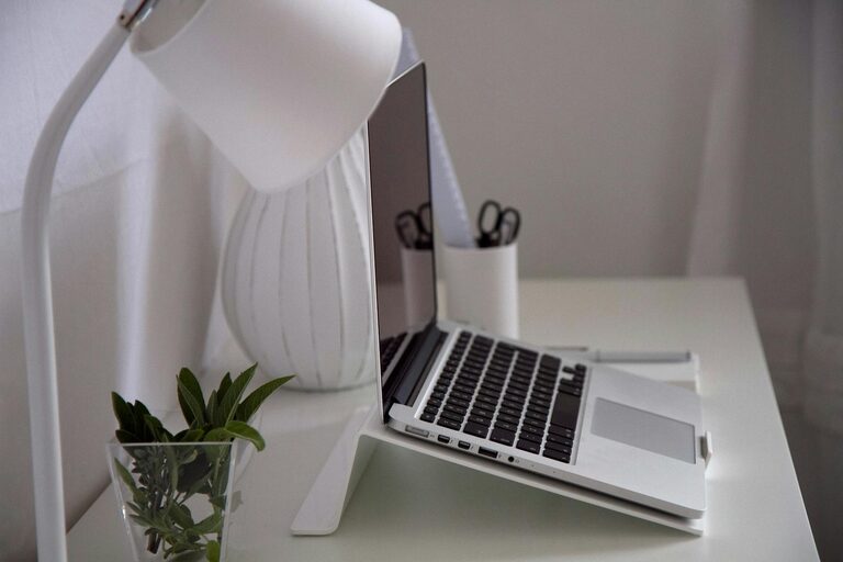 Consejos prácticos para organizar mejor tu espacio de trabajo en casa