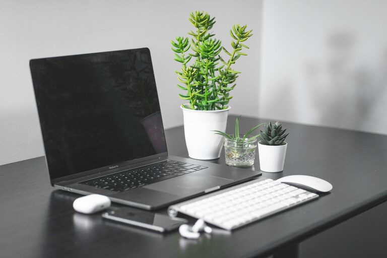 Consejos prácticos para organizar tu espacio de trabajo en casa y aumentar la productividad